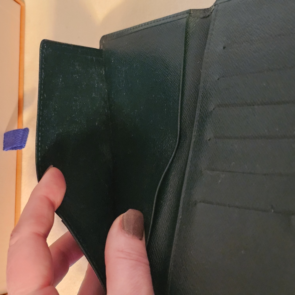 LOUIS VUITTON Taiga Brazza Wallet in dark green - Picture 6 of 9
